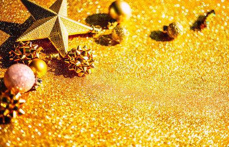 圣诞装饰闪光庆典假期圣诞新年或节时装新年或圣诞节模式平板铺天窗最顶端观看Xmas节庆祝活动在黄金背景和贺卡模板复制版面上闪亮金色装饰发光的背景