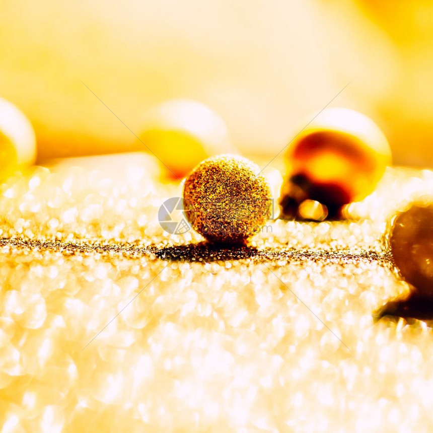闪亮的发光或者圣诞新年节时装新年或圣诞节模式平板铺天窗最顶端观看Xmas节庆祝活动在黄金背景和贺卡模板复制版面上闪亮金色装饰图片