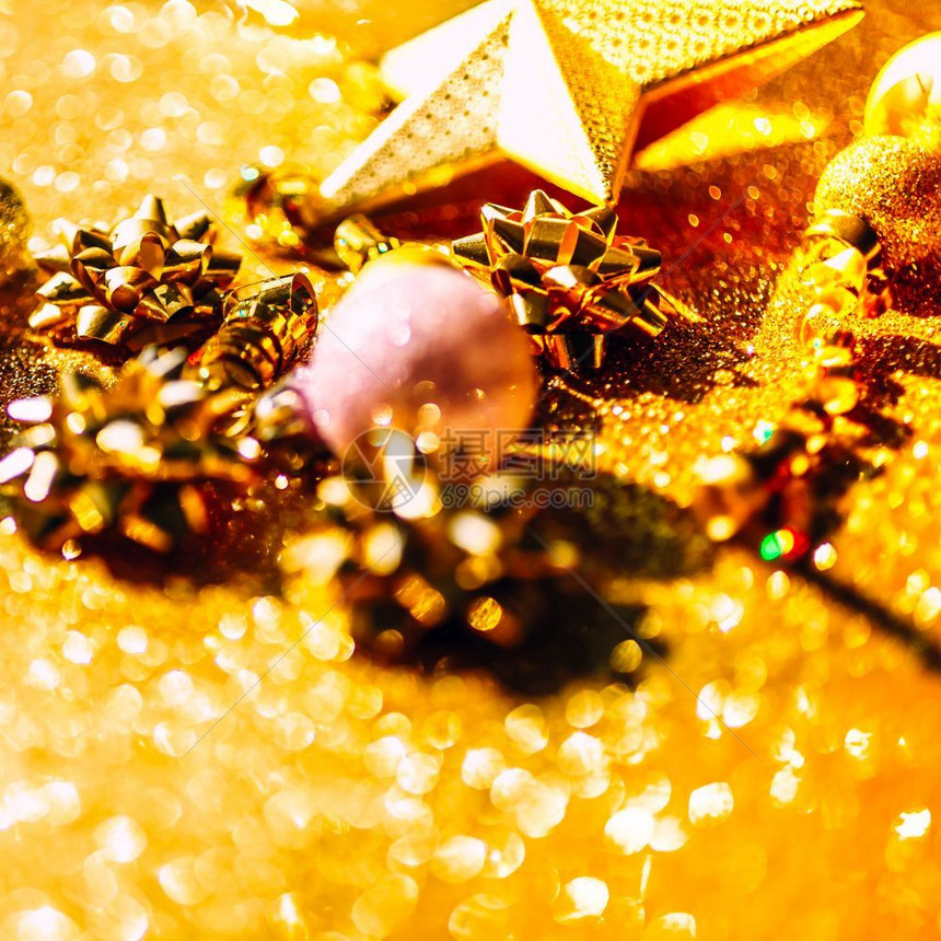 作品圣诞新年或节时装新年或圣诞节模式平板铺天窗最顶端观看Xmas节庆祝活动在黄金背景和贺卡模板复制版面上闪亮金色装饰风格布局图片