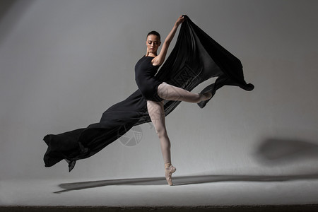 跳舞的芭蕾舞者图片