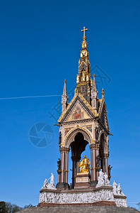英国伦敦肯辛顿花园的艾伯特纪念与蓝天对抗金子维多利亚时代纪念碑图片