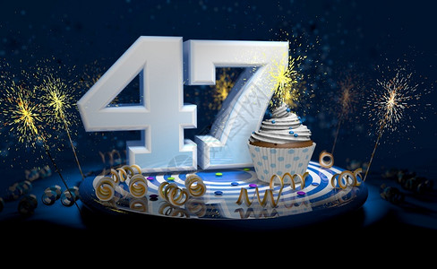 47糖果或者闪亮的四十七岁生日或周年纪念带有闪亮蜡烛的杯饼大数量用白纸条蓝色桌上有黄流体黑色背景满火花三幅图示四十七岁生日或周年蛋糕设计图片