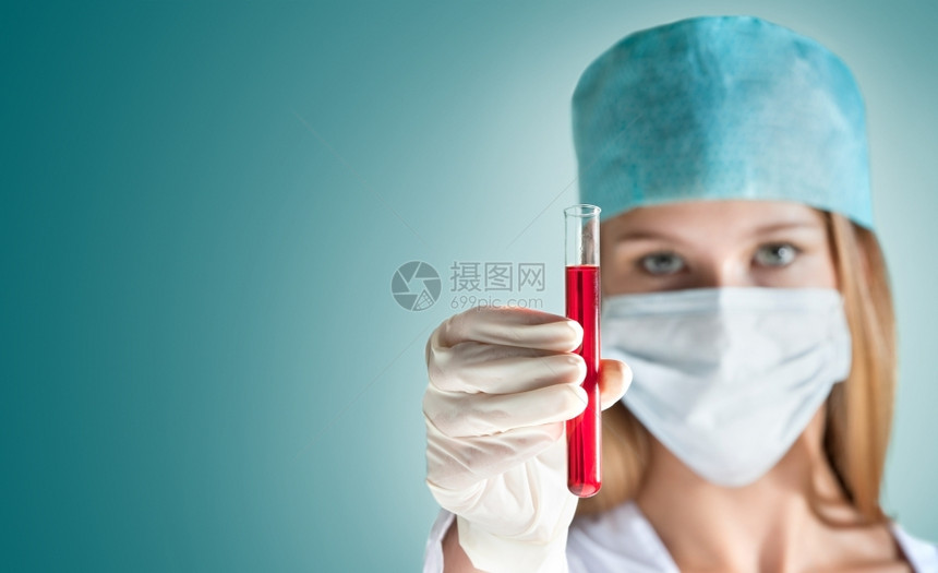 重点卫生保健女医或化验室技术员的近身检查显示用红色液体选择焦点测试管在验上红色的图片