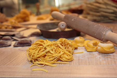 餐厅馄饨面粉意大利和木质桌边的卡特滚皮饼意大利面粉饮食图片