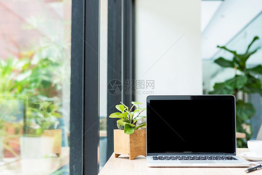沟通木头黑屏咖啡厅背景的桌子上有咖啡杯用空屏幕抽装笔记本电脑和空白屏幕技术图片