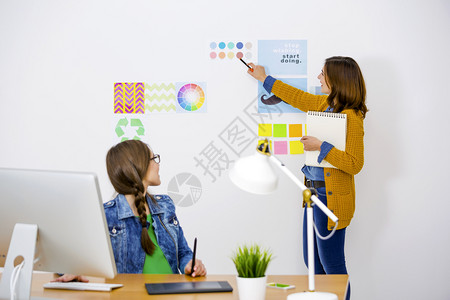 女妇在办公室工作创造办公室团队工作的妇女桌子电脑图片