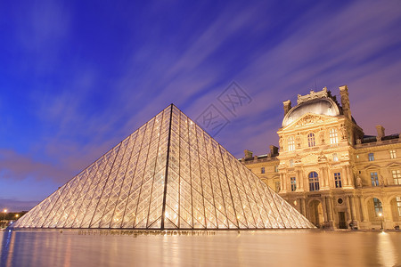 黄昏的卢浮宫正面照明游客图片