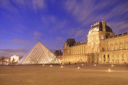 法国地标语黄昏的卢浮宫图片