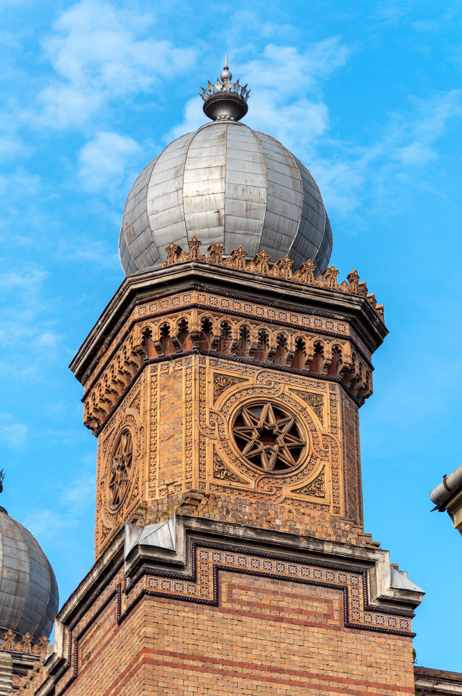 一种蒂米什瓦拉座旧犹太教堂的塔楼上面有一块由砖制成的小洋葱圆顶犹太人图片