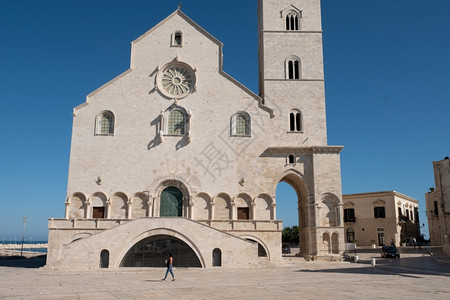历史的意大利语塔Puglia地区城市Trani图片