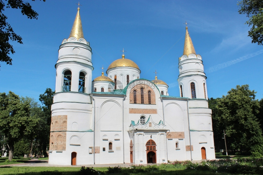 天空叉切尔尼戈夫镇的SpasoPreobrazhenska教堂蓝天背景下切尔尼戈夫镇美丽的教堂灵图片