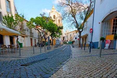在葡萄牙阿尔加夫拉各斯与玛丽亚教堂的传统街上欧洲典型的外部图片