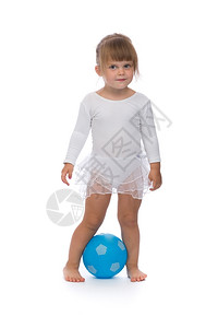 跳舞常设有节奏的摄影棚里有个蓝色球的迷人小芭蕾舞女郎孤立在白色上背景图片