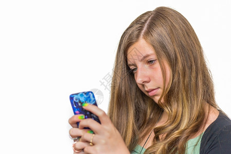 BlondeCaucasian少女用移动电话打交流接收朋友们图片