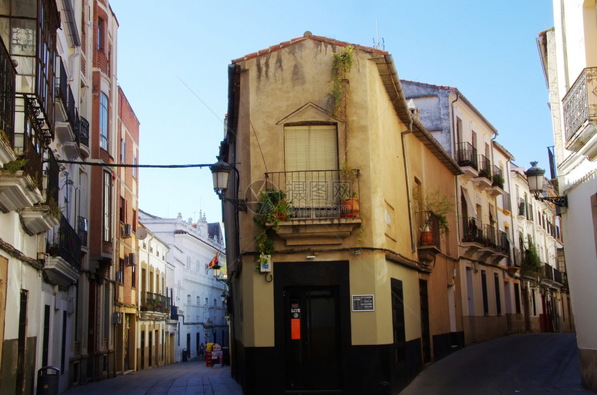 城市西班牙埃斯特雷马杜拉卡塞斯市街道旅游老的图片