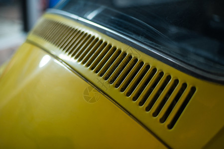 室内车间黄色经典汽车的紧贴袖珍小型绿色背景图片