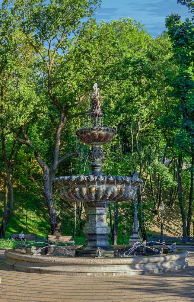 河乌克兰基辅0712乌克兰基辅VladimirskayaGorka公园的喷泉在阳光明媚的夏日早晨公园的喷泉长椅夏天图片