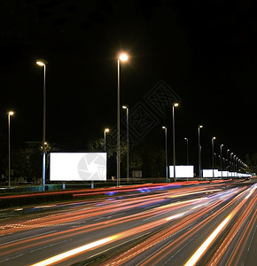 城市街道晚上在高速公路空的牌速度高清图片