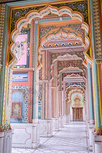 游客装饰细节贾伊普尔第九大门位于印度拉贾斯坦邦斋浦尔瓦哈圆环图片