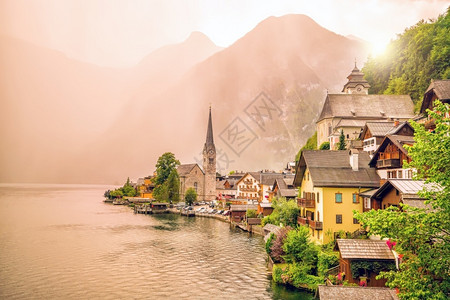 反射美丽的阿尔卑斯山脉欧洲奥地利著名的Hallstatt村的景象城市图片