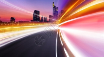 十字岭日出城市的夜间高速公路上闪亮的灯光快速地模糊设计图片