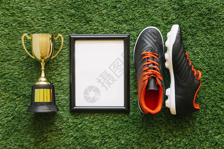 奖杯和足球鞋背景图片