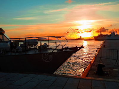 日落时在港口的船舶血管蓝色海滩图片