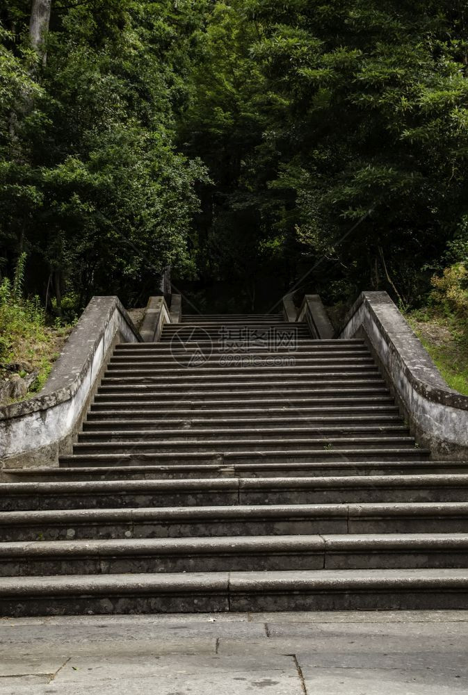 户外环境森林中的旧楼梯道路详情结石图片