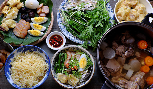 家制作越南自食物鸡蛋面汤和圆饼丰富多彩的食品成分以吃鸡蛋猪肉汤花生豆芽羊毛蔬菜等食用的物越南背景图片