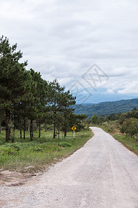 乡村的爬坡道泰公园沿山丘的泥土路和交通标志泰国场景图片