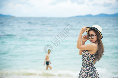 海边度假的女子图片
