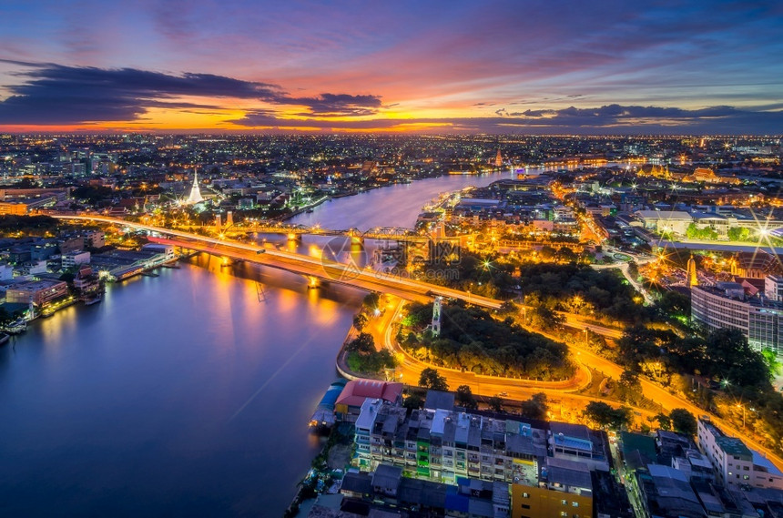 建造Yodfa大桥是曼谷Thonburi首府之间在奇幻的天际生命之河黄昏时的一座通信桥梁暮移动图片