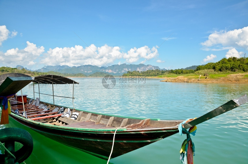 局域网或者背心在泰国苏拉特萨尼省查普帕或ChiaoLan大坝等候游客的长尾船图片