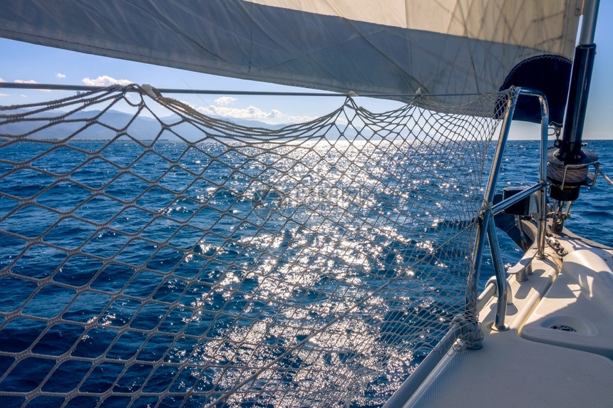 夏天甲板一种冷淡的海浪游艇留在帆上使阳光明媚的太光天气和与Slavesail一起的游艇蒙上阴影图片