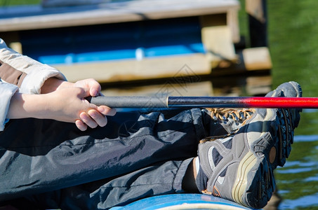 叉运动的木制一个人与渔棍坐在一起图片