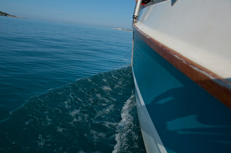 游艇船身后的水醒财富泡沫在后面图片