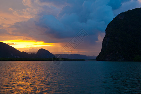泰国美丽的热带海洋和山岳泰国的美丽热带海和山丘雨岛悬崖图片