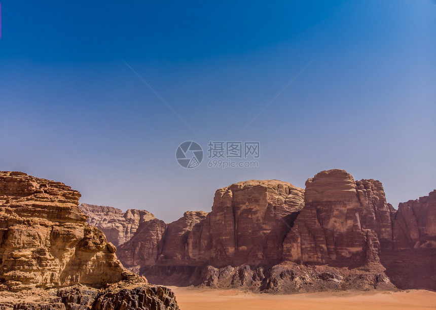 与无人驾驶飞机一起对约旦中东部WadiRum沙漠的岩石形成和整块山脉进行空中观测以瓦迪景单片图片