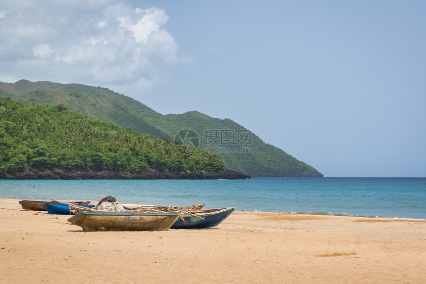 多米尼加萨马纳海滩的沙上老渔夫船今天支撑岛自然图片