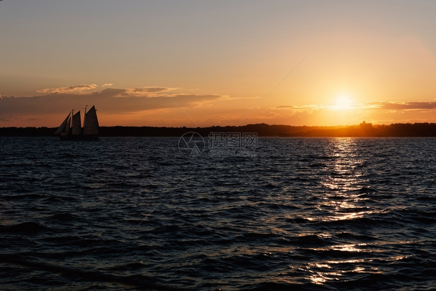 冷静的冒险日落时乘船航行在海洋日落时出晚上图片