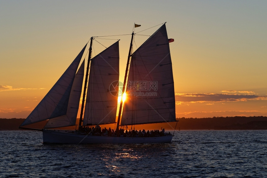 太阳海景假期日落时乘船航行在海洋日落时出图片