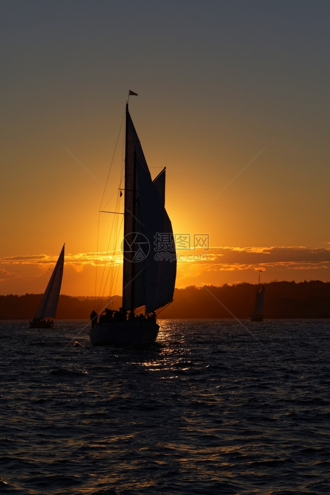 海浪地平线假期日落时乘船航行在海洋日落时出图片