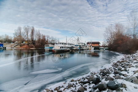 终端血管Icy造船厂海湾冬季天空深蓝锚地图片