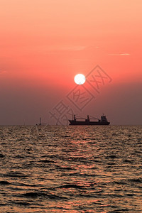天空傍晚的日落与大船在海中欧罗巴非洲图片