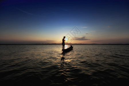 日落时在泰国黄昏河中钓鱼渔民和船亚洲人男水图片