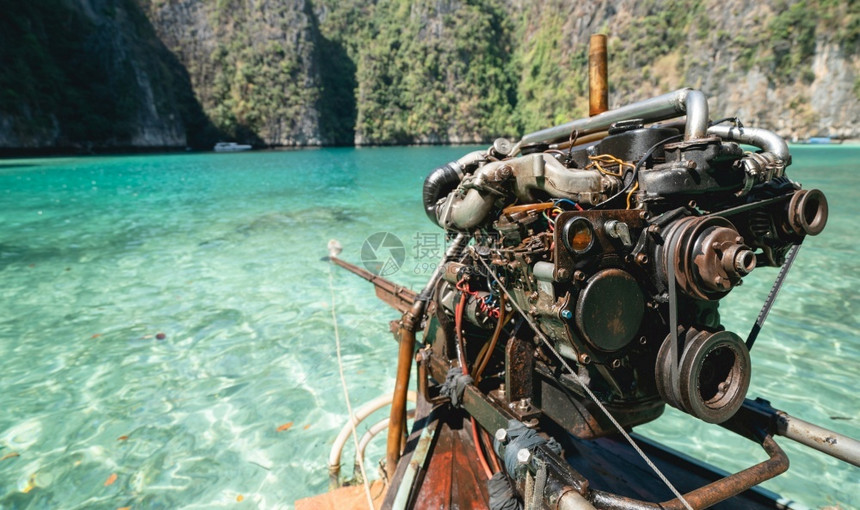 热带泰国清蓝海水中的旧渔船机型泰国的清晰蓝色海水尾巴放松图片