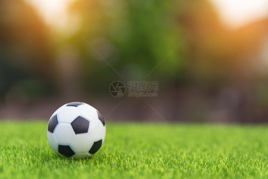 日落草地面具有复制空间的青绿草场足球图片