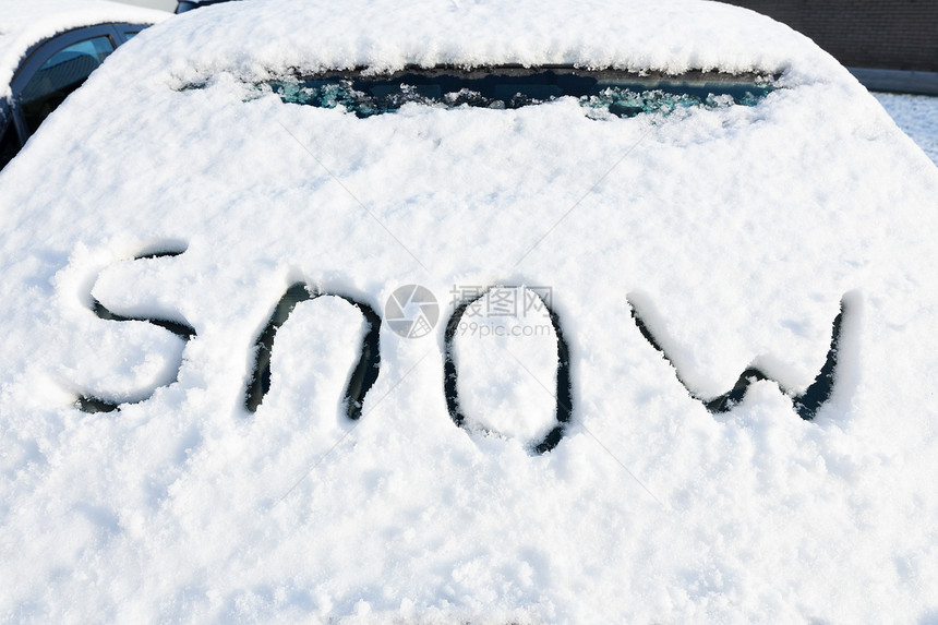 冬季的车挡风玻璃下雪驾驶冰想象图片