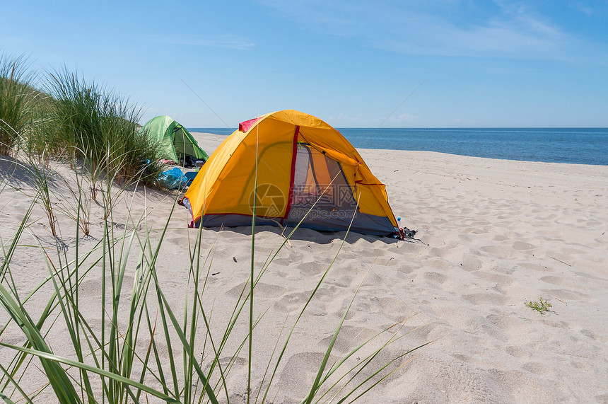沙滩上的黄色帐篷图片