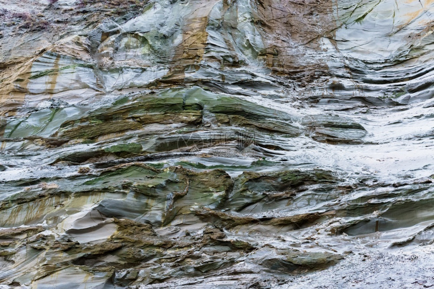 悬崖陡峭的海岸粘土杂草坡崩塌岩石上的不同土壤粘杂草坡度崩塌岩石上的不同土壤陡峭的海岸旅游深图片